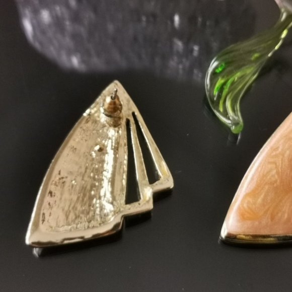 Vintage pink/orange enamel triangle pierced earrings - Picture 3 of 5